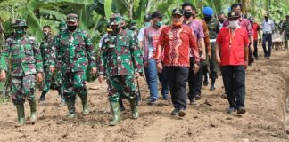 Danrem 043 Gatam Tinjau Kegiatan TMMD di Desa Hatta, Nanang : Pemerintah Daerah Akan Terus Bersinergi Untuk Pembangunan Di Lamsel