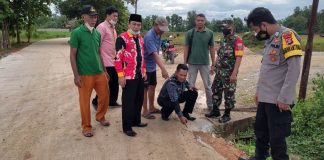 Kesal Jalan Rusak, Warga Desa Mandah Kecamatan Natar Putar Balik Truk Fuso PT Bangun Lampung Jaya