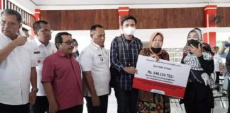 Di Dampingi Bupati Lamsel Mensos RI Menyerahkan Bantuan Kepada Sejumlah PM