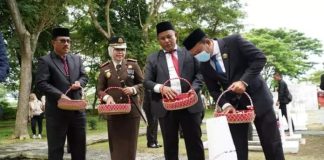 Peringati Hari Pahlawan, Bupati Lamsel Beserta Jajaran Forkopimda Ziarah dan Tabur Bunga