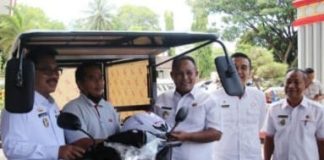 Bupati Lampung Selatan Serahkan Bantuan Kendaraan Roda Tiga
