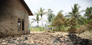 Bupati Nanang Ermanto Beri Bantuan Korban Kebakaran di Desa Purwotani Kecamatan Jati Agung