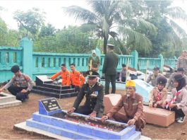 Peringatan HUT TNI Ke 80, Kodim 0427/Way Kanan Ziarah dan Tabur Bunga di Taman Makam Veteran