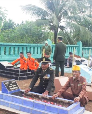 Peringatan HUT TNI Ke 80, Kodim 0427/Way Kanan Ziarah dan Tabur Bunga di Taman Makam Veteran