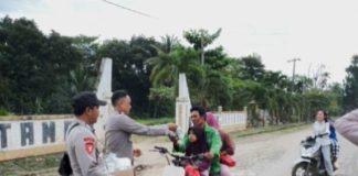Polsek Banjit Bagikan Puluhan Takjil di Bulan Ramadhan 1447 H