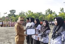 Bupati Way Kanan Beri Penghargaan GTK Nasional Pada Peringatan Hardiknas