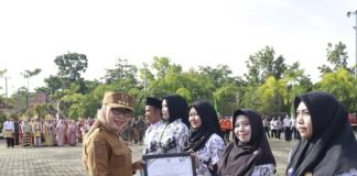 Bupati Way Kanan Beri Penghargaan GTK Nasional Pada Peringatan Hardiknas