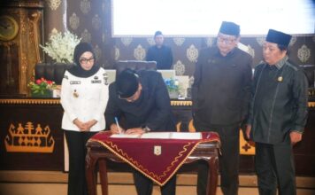 Bupati Way Kanan Hadiri Rapat Paripurna Pengesahan RAPERDA