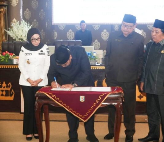 Bupati Way Kanan Hadiri Rapat Paripurna Pengesahan RAPERDA