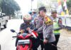 Semarakkan HUT RI ke-81, Polres Way Kanan Bagikan Bendera Merah Putih