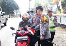 Semarakkan HUT RI ke-81, Polres Way Kanan Bagikan Bendera Merah Putih
