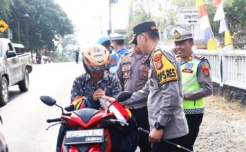 Semarakkan HUT RI ke-81, Polres Way Kanan Bagikan Bendera Merah Putih