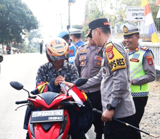 Semarakkan HUT RI ke-81, Polres Way Kanan Bagikan Bendera Merah Putih